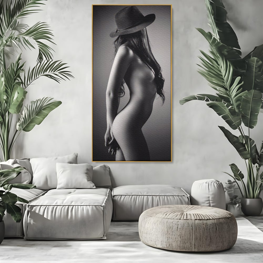 Tablou canvas cu tablou canvas cu silueta de femeie, in rama de aluminiu auriu, pe perete intr-un living